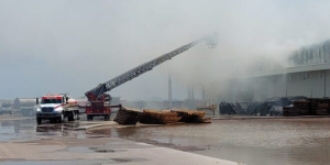 Arrasa el fuego con bodega y 6 mil toneladas de garbanzo, en Los Mochis
