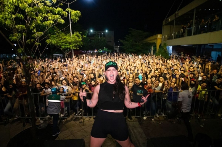 La DJ Mariana Bo ´incendio´ su tierra