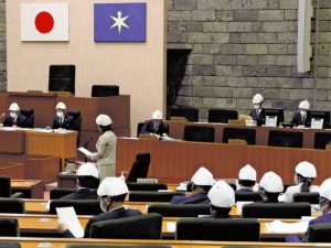 Legisladores de Japón usan cascos en sesión tras caerse un pedazo del techo